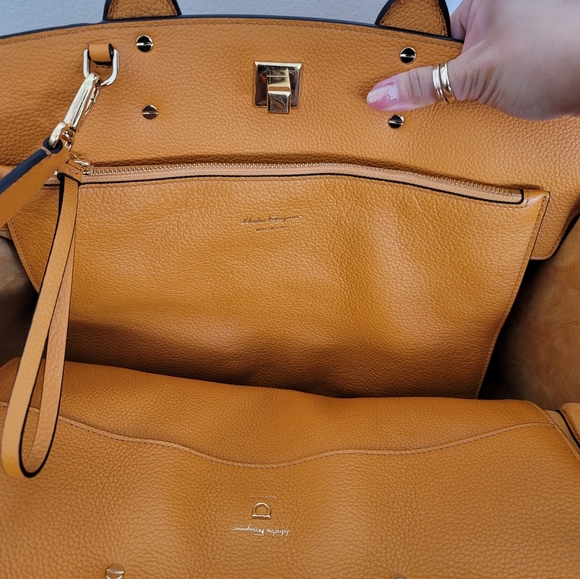 Salvatore Ferragamo The Studio Soft Bag Olivello - Picture 6 of 15